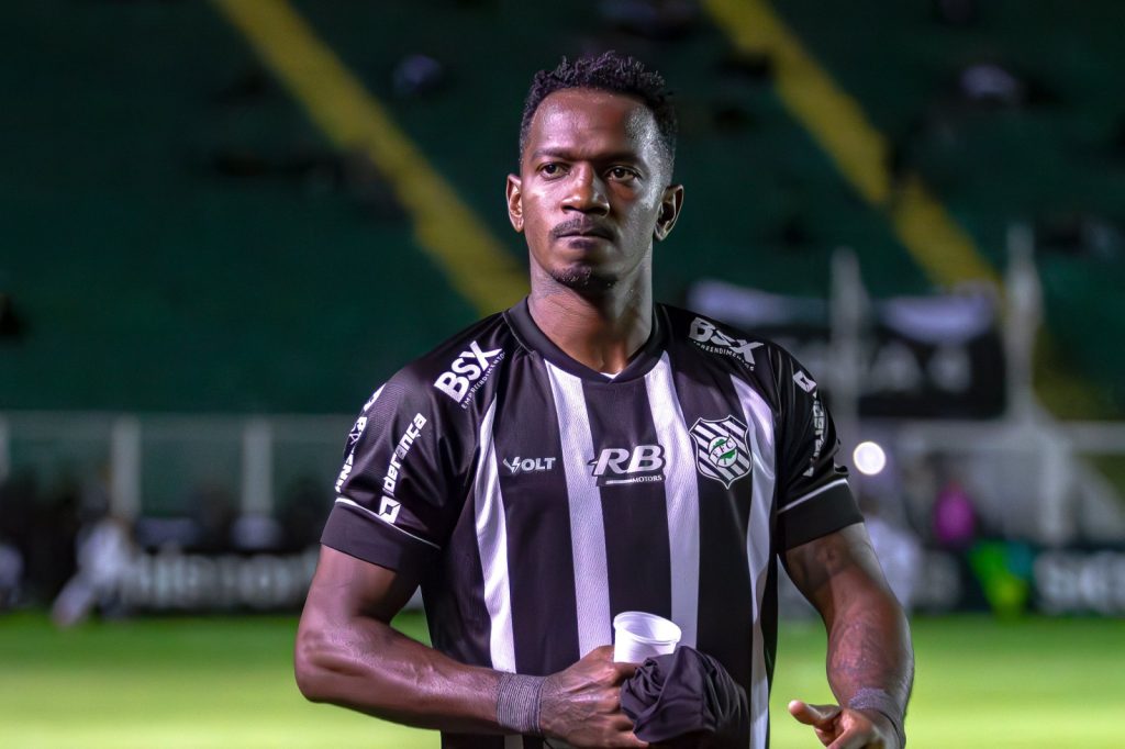 Figueirense vence de virada com gol de bicicleta e embala na Série C