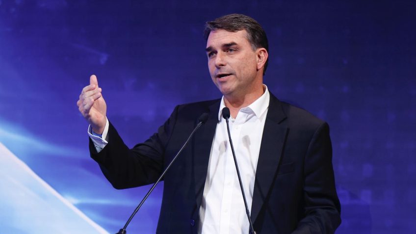 Flávio Bolsonaro quer suspender reforma tributária e refazer modelo