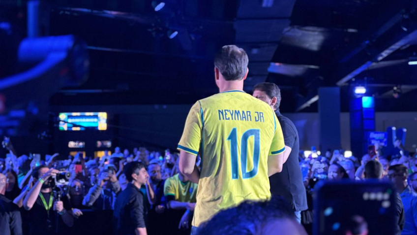 Flávio Bolsonaro veste camisa de Neymar após Lula criticar atacante