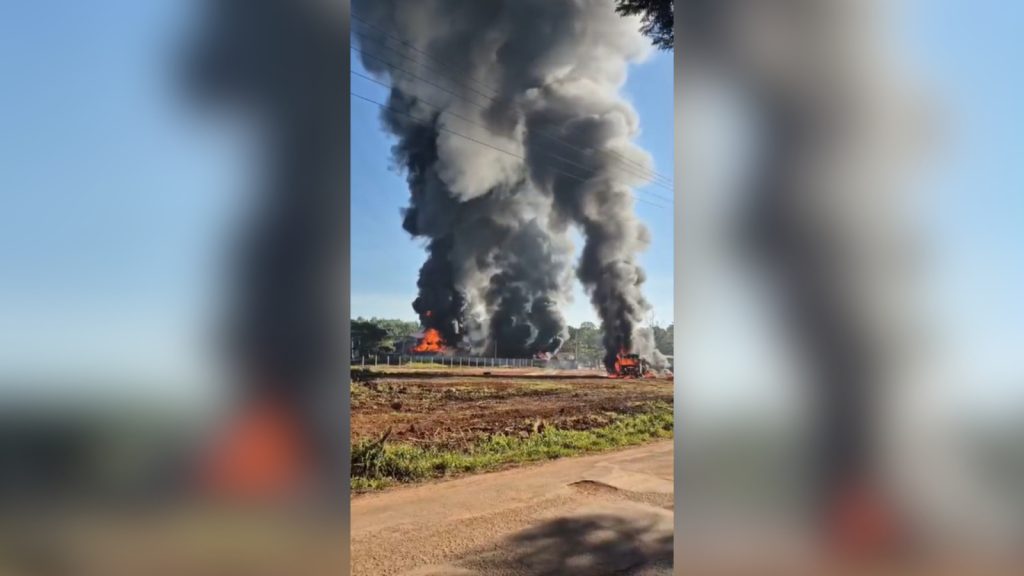 Fogo destrói galpões de peças e mobiliza 13 viaturas na Zona Oeste de SP