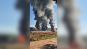 Fogo destrói galpões de peças e mobiliza 13 viaturas na Zona Oeste de SP