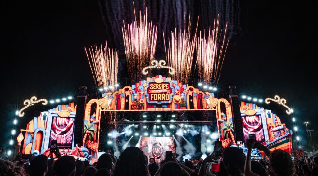 Forró e sertanejo dividem palco no Arraiá do Povo em noite junina