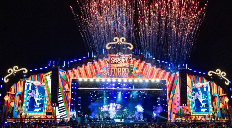 Forró tradicional e romântico marcam noite de shows no Arraiá do Povo