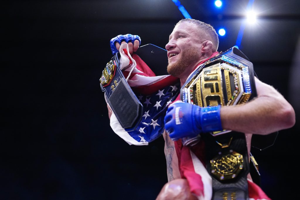 Gaethje nocauteia Topuria, fatura R$ 4,3 mi e unifica cinturão no UFC