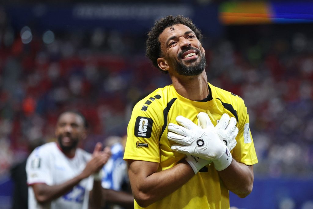 Goleiro chora ao lembrar avós mortos e mãe ausente na estreia em Copas