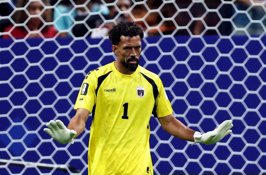 Goleiro de 40 anos para Espanha e vira meme na Copa do Mundo