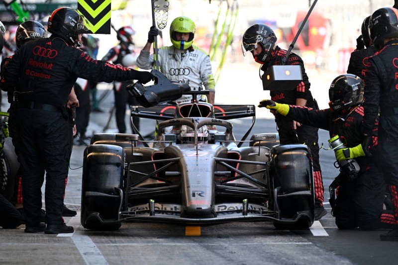 Hülkenberg explica abandono incomum no GP de Barcelona após duelo com Lawson