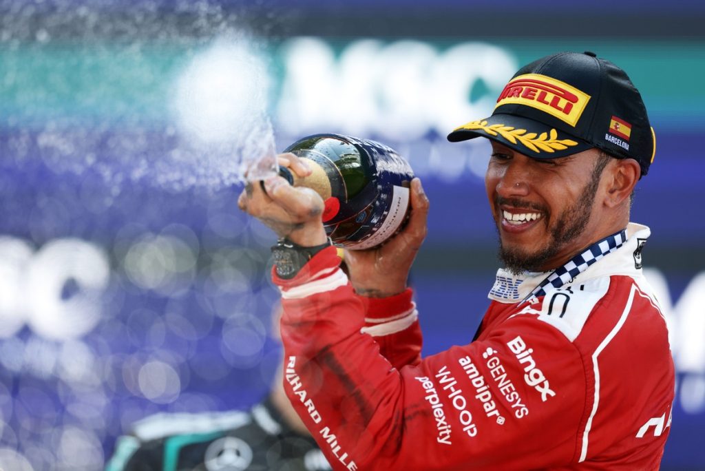Hamilton vence em Barcelona e entra para história como um dos mais velhos campeões da F1