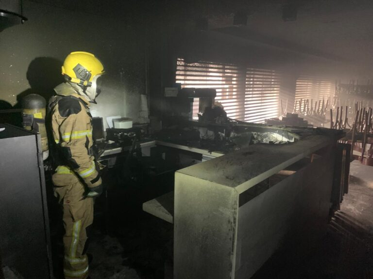 Incêndio atinge pizzaria na Orla da Atalaia em Aracaju; bombeiros agem rápido