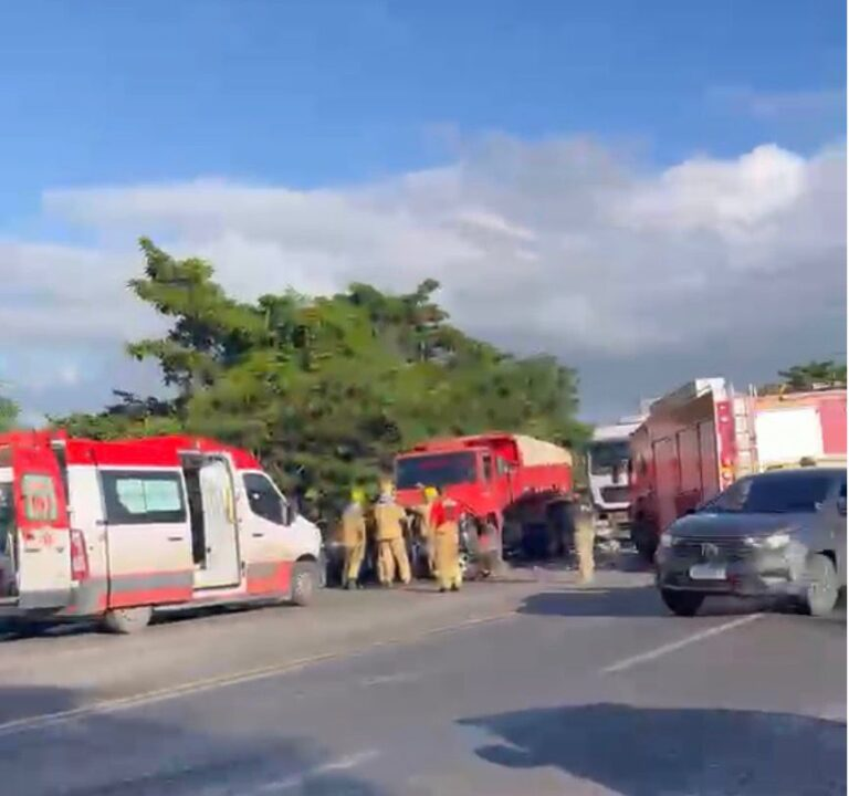 Acidente envolvendo dois caminhões e carro deixa um morto e um ferido na BR-235, em Socorro