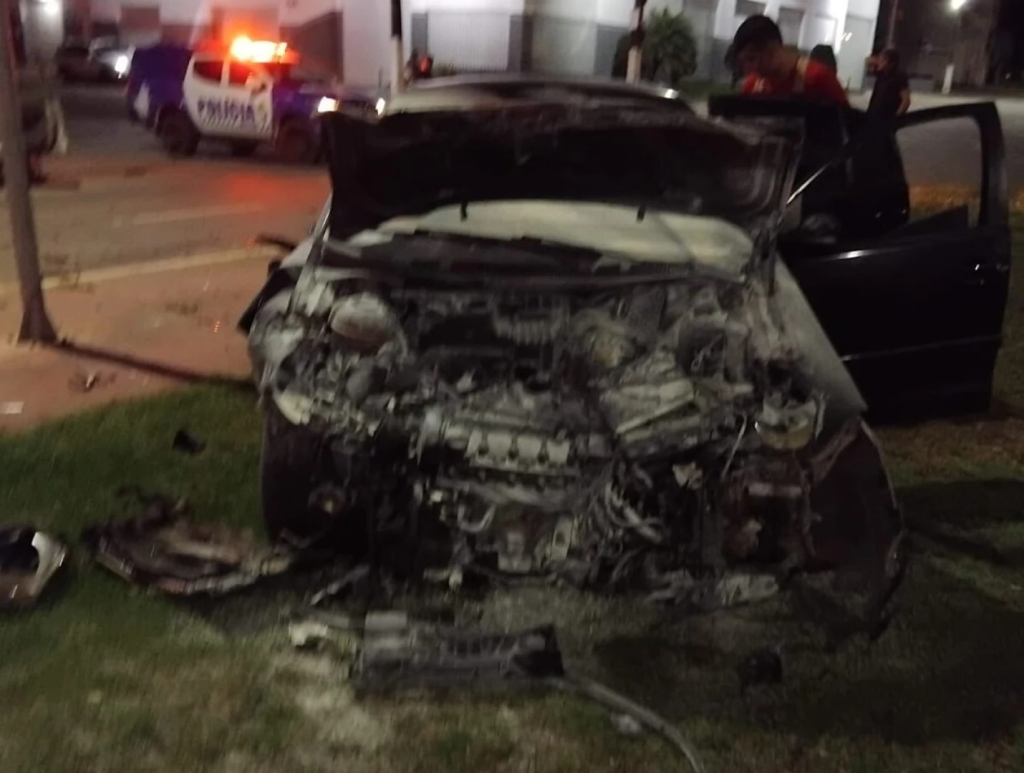 Carro pega fogo após colisão na SE-270 em Lagarto