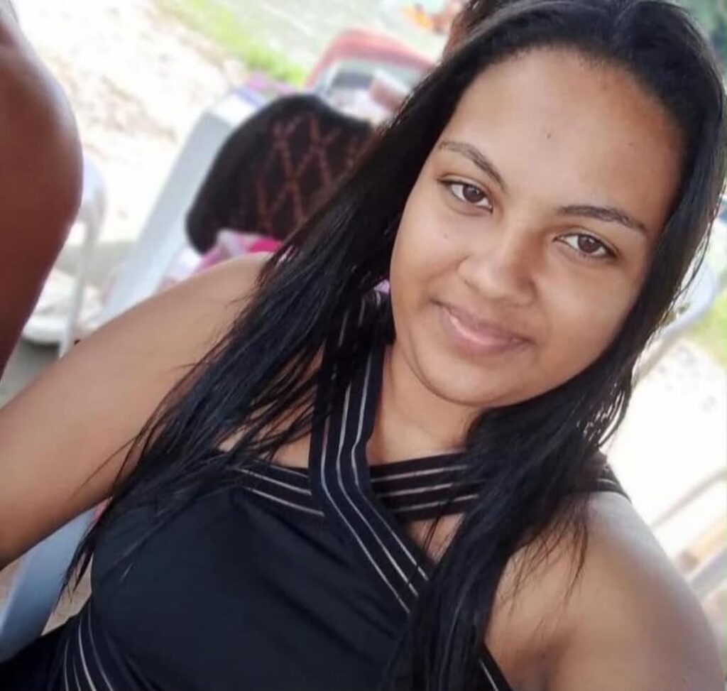 Mulher morre após ser esfaqueada pelo ex-companheiro em Capela; suspeito está foragido
