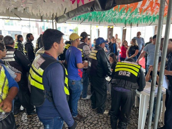 Prefeitura de Itabaiana entrega mais de 300 kits contendo itens fundamentais para os mototaxistas que atuam na cidade 9 image