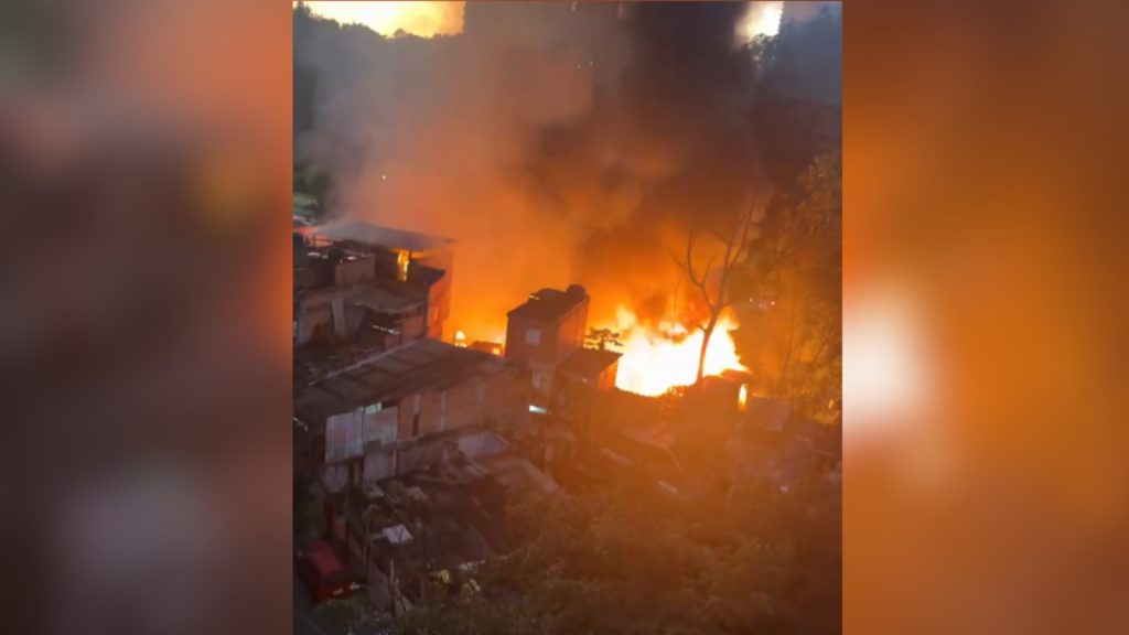 Incêndio atinge comunidade de Paraisópolis, em SP; bombeiros combatem chamas