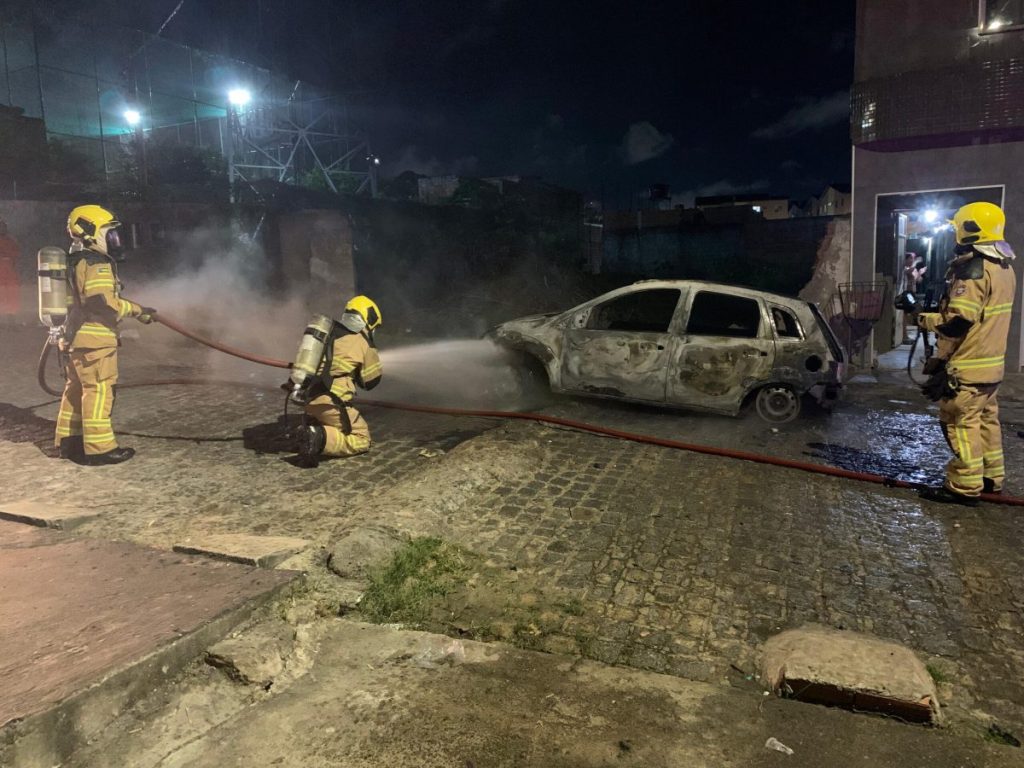 Incêndio destrói carro e ameaça casas no Lamarão, em Aracaju