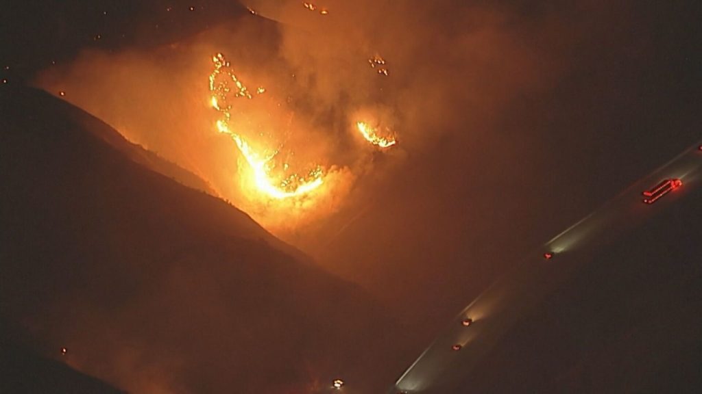 Incêndio em armazém gigante nos EUA solta amônia e assusta Los Angeles