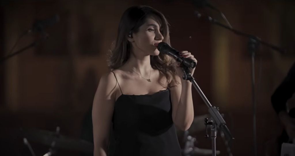 Irã condena cantora a 74 chibatadas por cantar sem véu