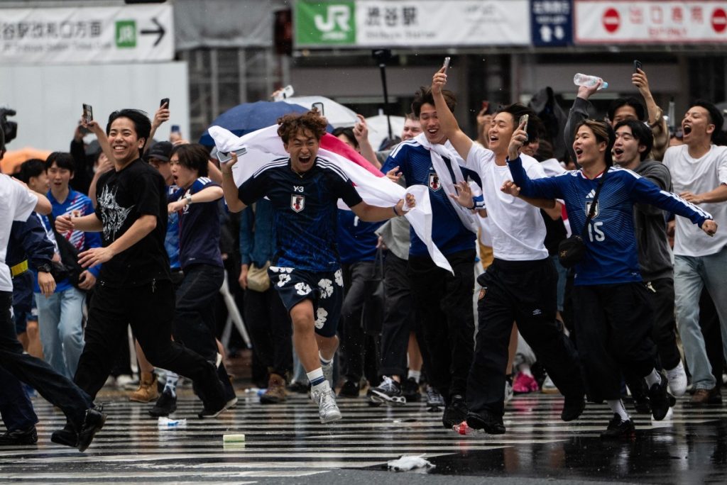 jap-o-empata-com-holanda-e-torcedores-lotam-cruzamento-famos-20260615