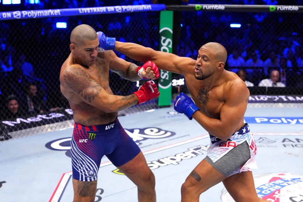 Jones usa pingente de bode após Poatan perder cinturão e provoca campeão