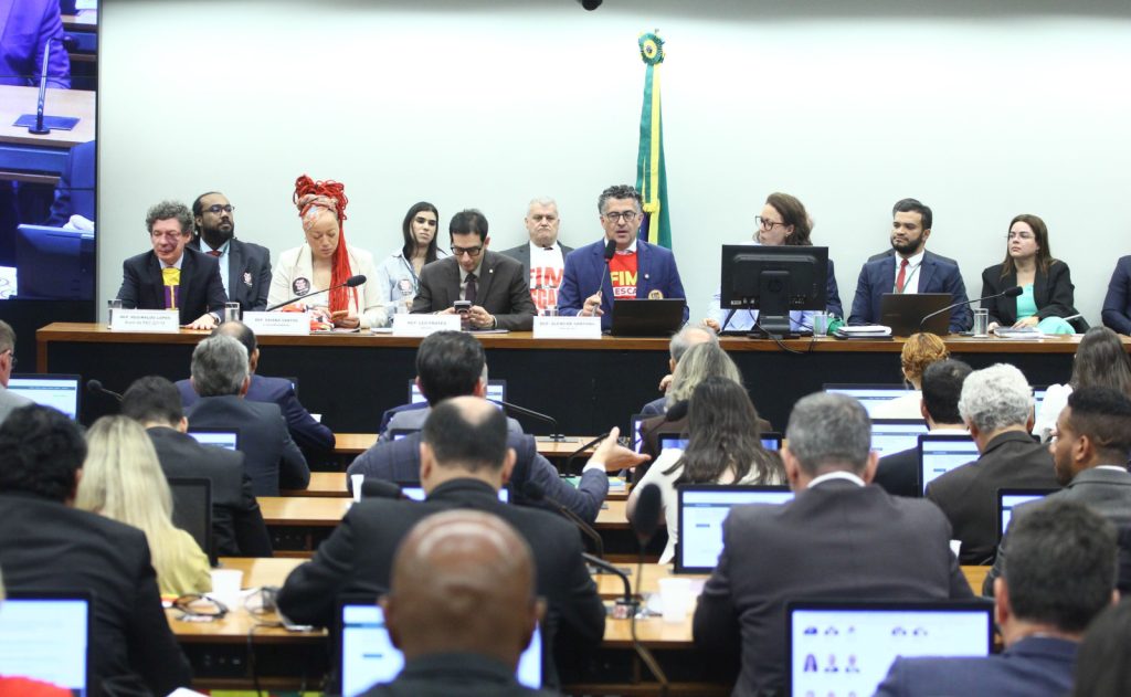 Justiça barra anúncios pelo fim da escala 6×1 no Congresso