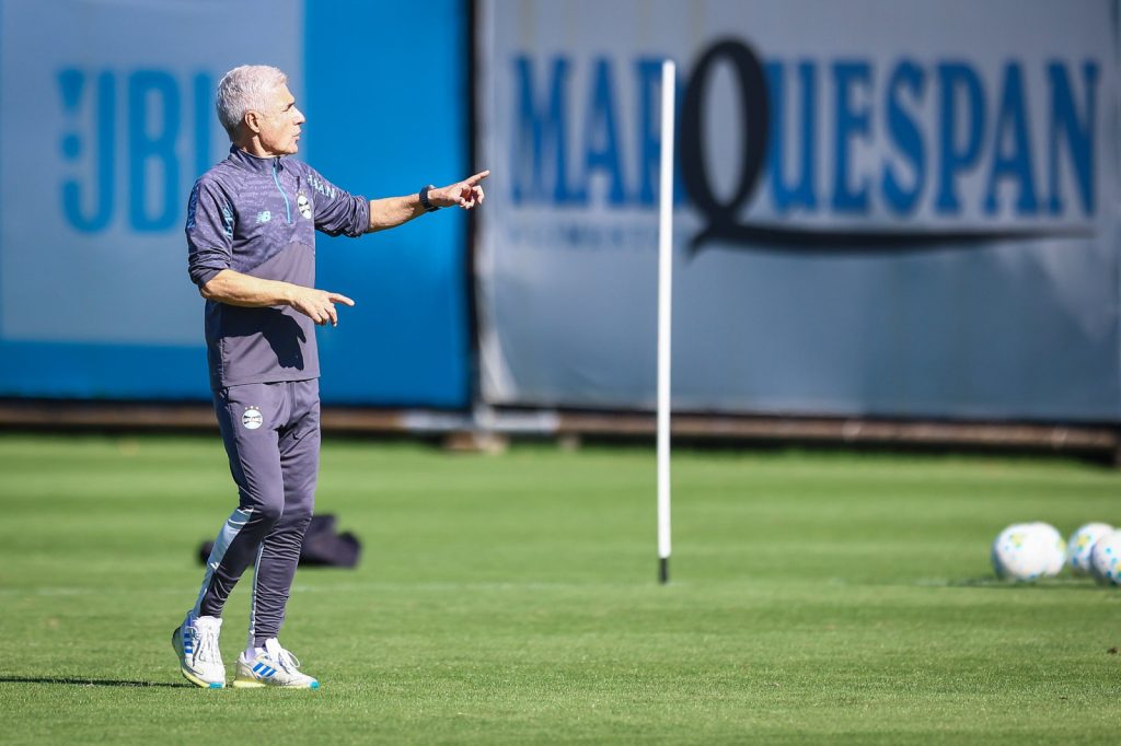 Luís Castro enfrenta pressão no Grêmio após semestre fraco