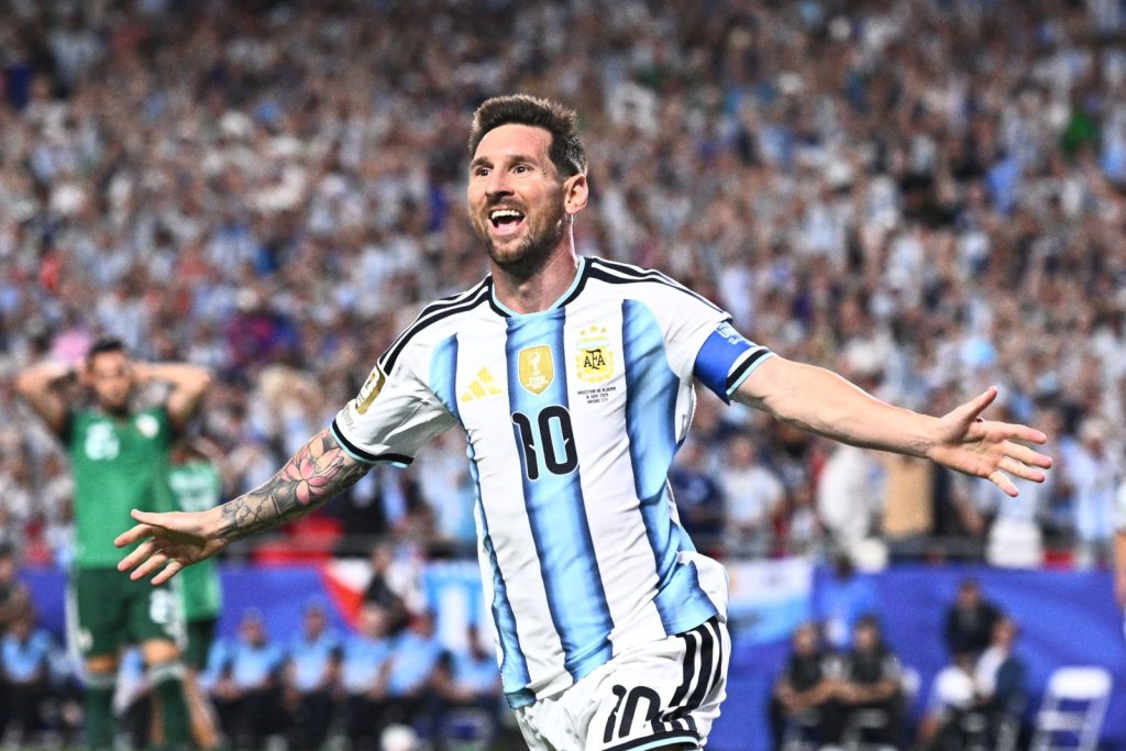 Messi faz hat-trick, chega a 200 jogos e iguala Klose em estreia na Copa