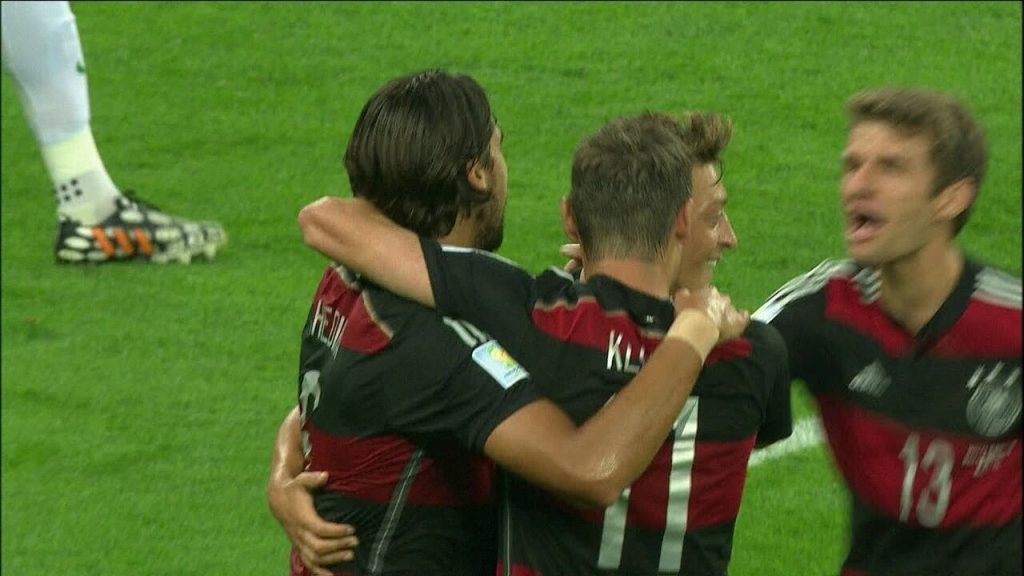 Mourinho leva Khedira como auxiliar em retorno ao Real Madrid