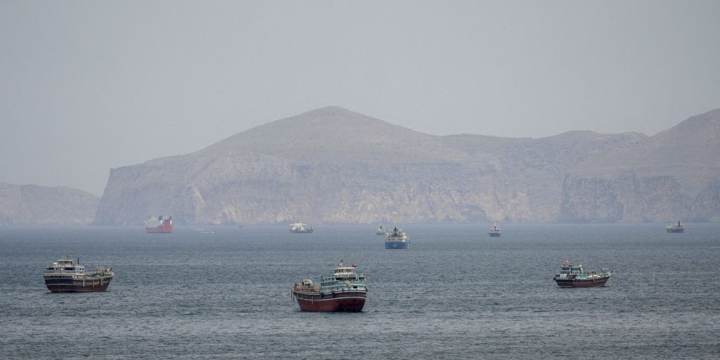 Navios navegam pelo Estreito de Ormuz sob plano da ONU