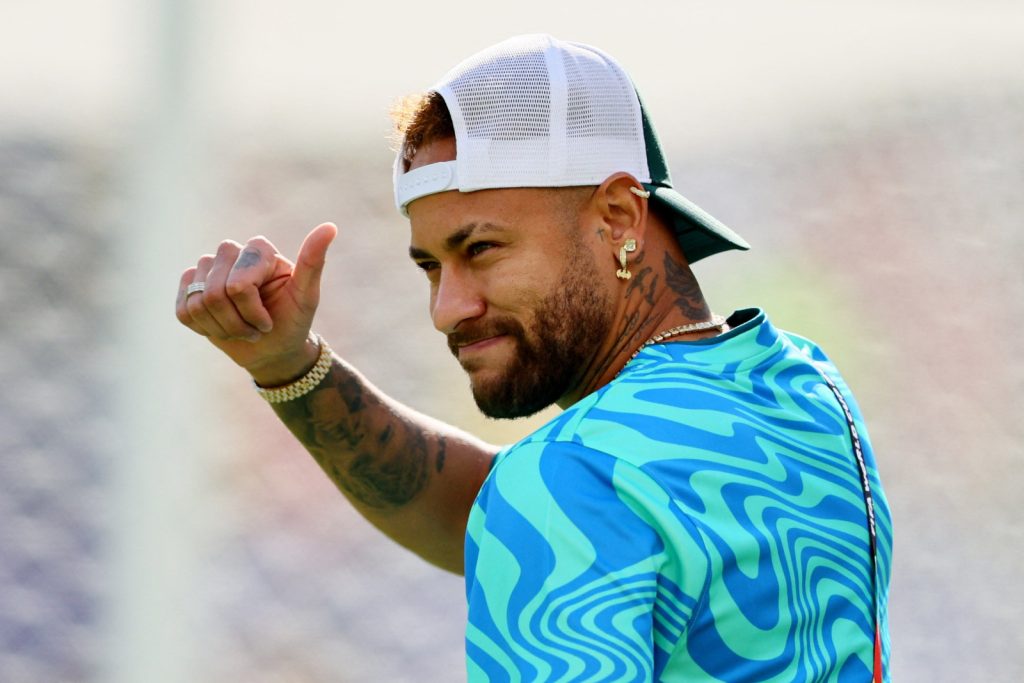 Neymar faz exames e desfalca treino com lesão na panturrilha