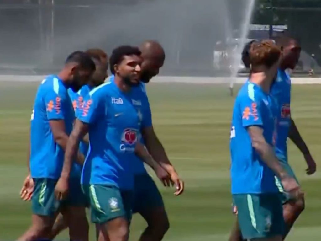 Neymar treina com elenco completo e aumenta chances de jogar contra Escócia