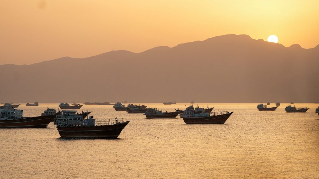 Omã e Irã negociarão gestão da passagem de navios pelo Estreito de Ormuz