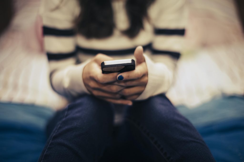 Pais viciados em celular prejudicam laços com filhos adolescentes