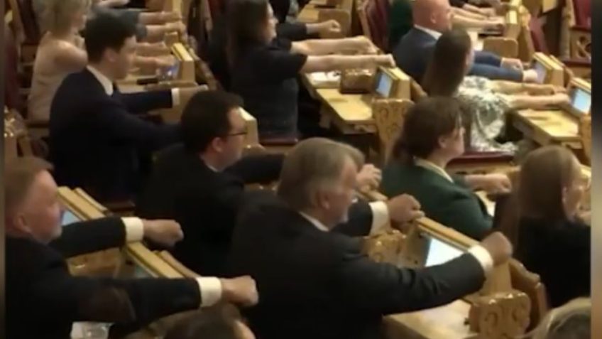 Parlamentares noruegueses param sessão para fazer ‘remada viking’ pela Copa