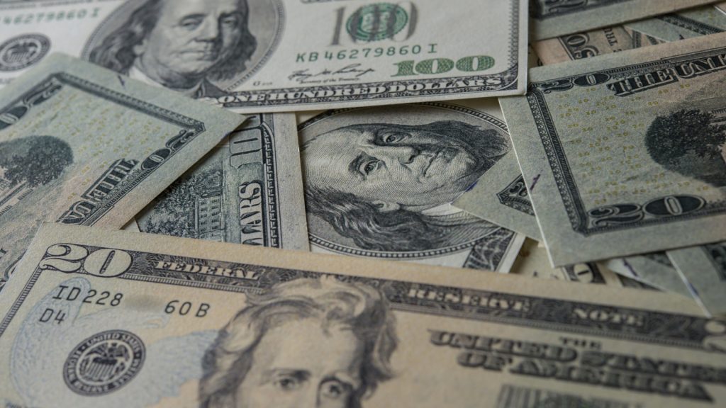 Petróleo despenca 10% após acordo em Ormuz, mas analistas pedem cautela