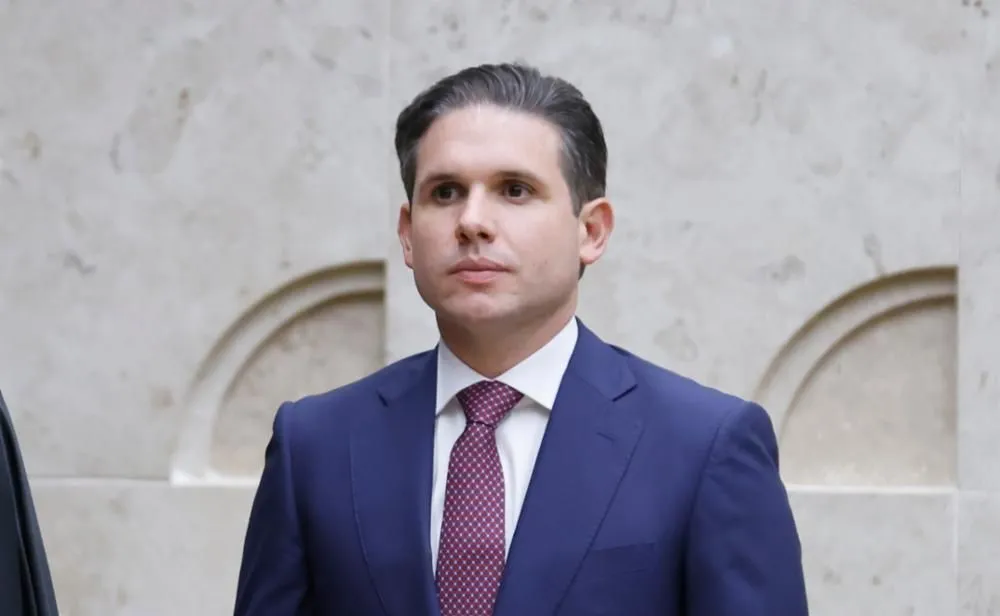 PF encontra mensagens de Hugo Motta pedindo empréstimo de R$ 22 mi