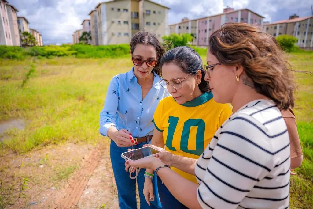 Prefeita Emília Corrêa vistoria área que receberá nova USF e Academia da Cidade no Marivan