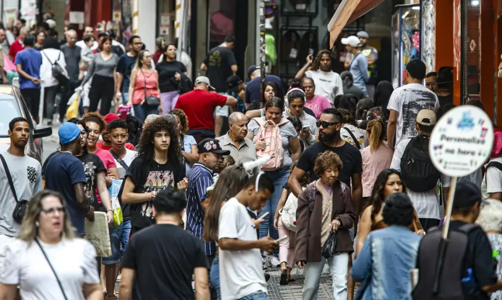 Salários e aumento do emprego reduzem pobreza em 22 regiões metropolitanas