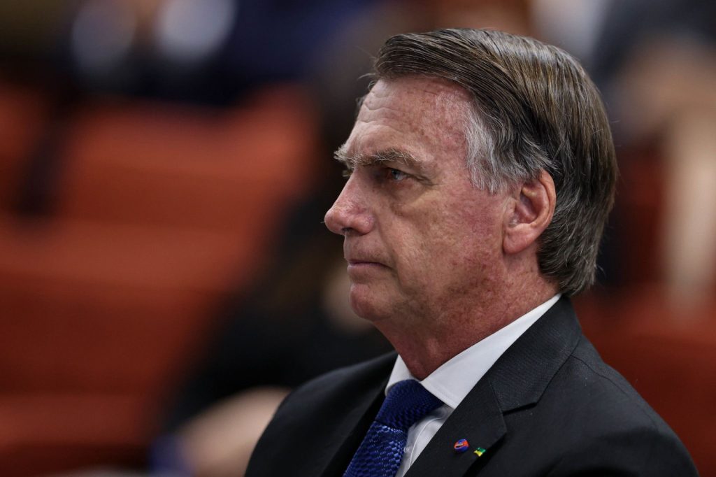 Polícia Civil vai à casa de Bolsonaro para ouvir ex-presidente sobre arma apreendida