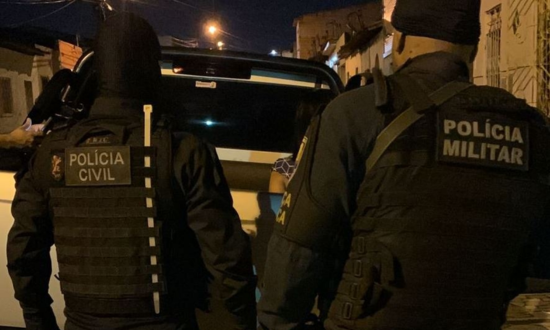 Detur prende homem e apreende adolescente após roubo na Orla da Atalaia