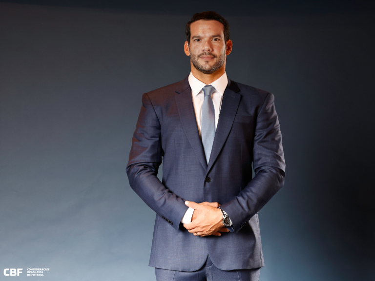 Presidente da CBF usa laudo falso para negar flagra com empresária