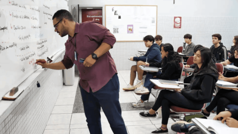 Professores terão piso de R$ 5.130,63 a partir de 2026