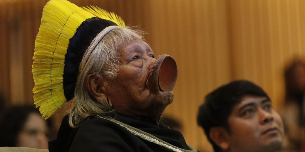 Raoni respira sem aparelhos e mostra melhora na UTI aos 94 anos
