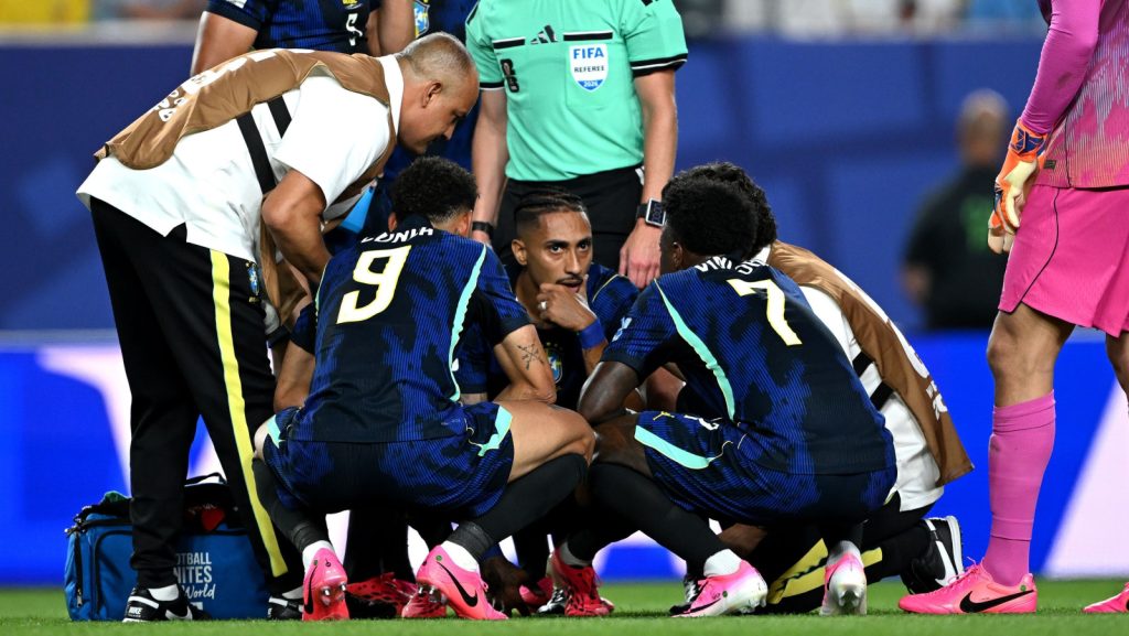 Raphinha sente dor na coxa e deixa jogo contra o Haiti no primeiro tempo