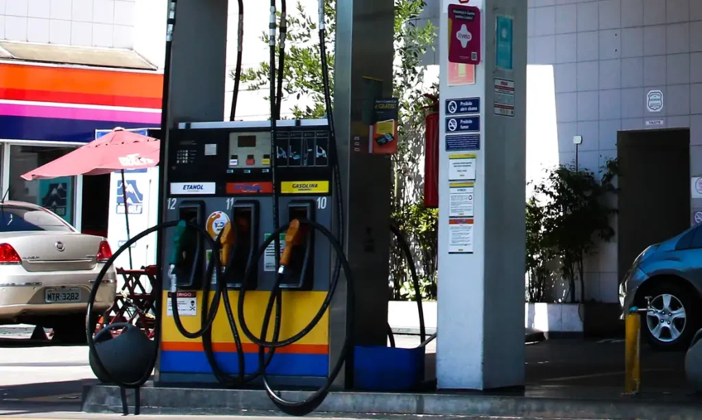 Concorrência do etanol e subvenção federal pressionam queda do preço da gasolina em maio