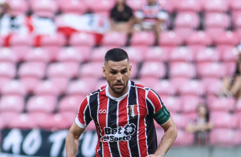 Santa Cruz vence vice-líder Brusque fora de casa e sobe na Série C
