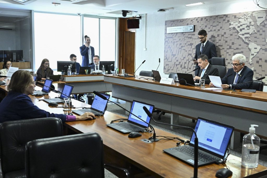 Senado aprova projeto para ampliar acesso à internet em escolas públicas