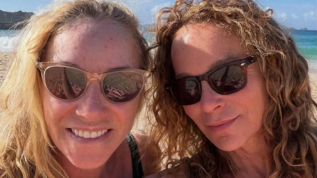 Shania Twain desafia padrões aos 60 e curte praia de biquíni sem se importar