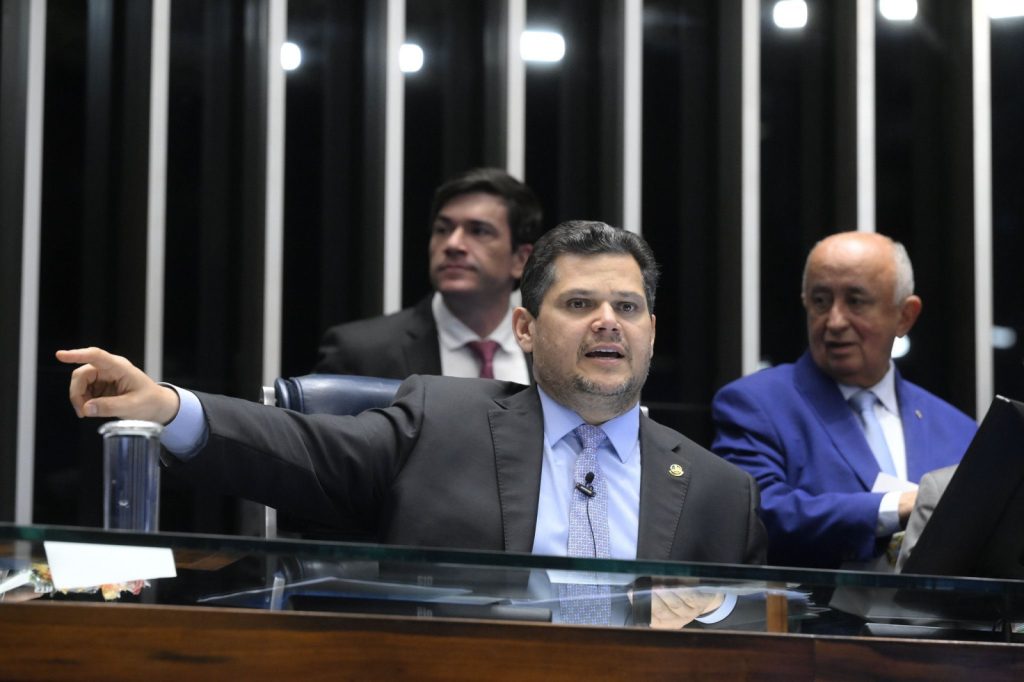 Sob pressão da PF, Wagner discute permanência no Senado com Lula