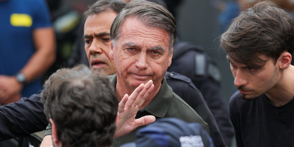 STF é acionado para ouvir Bolsonaro sobre arma apreendida com segurança