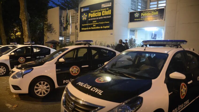Turista colombiana é indiciada por injúria racial após oferecer banana a capoeirista no RJ